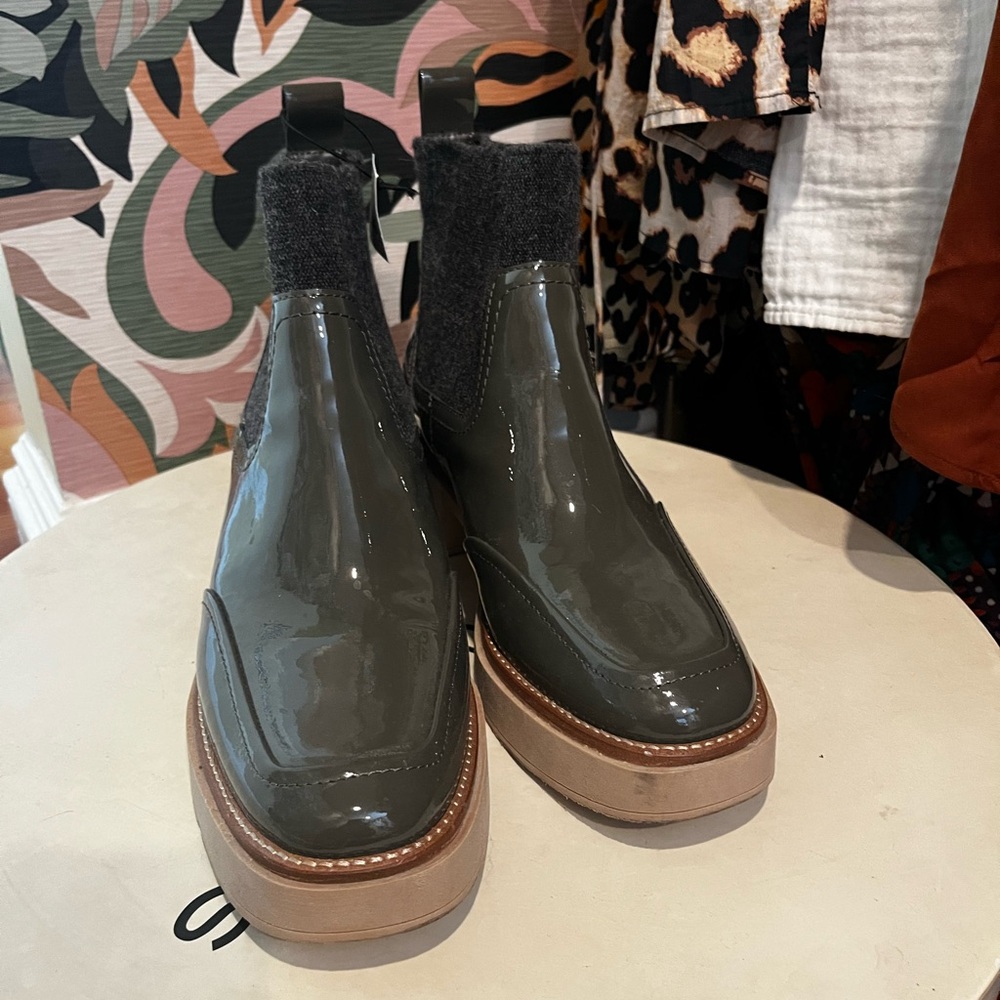Dolce Vita Women's Black and Tan Chelsea Boots